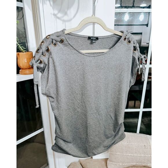 AUW Tops - AUW shirt with details on sleeves size L